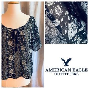 American Eagle Black & White Floral Blouse in Med.